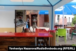 Столики для свого закладу ветерани майстрували власноруч