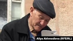  Даулет Естебаев, помощник акима села Кызылагаш. Архивное фото.  Кызылагаш, май 2010 года. 
