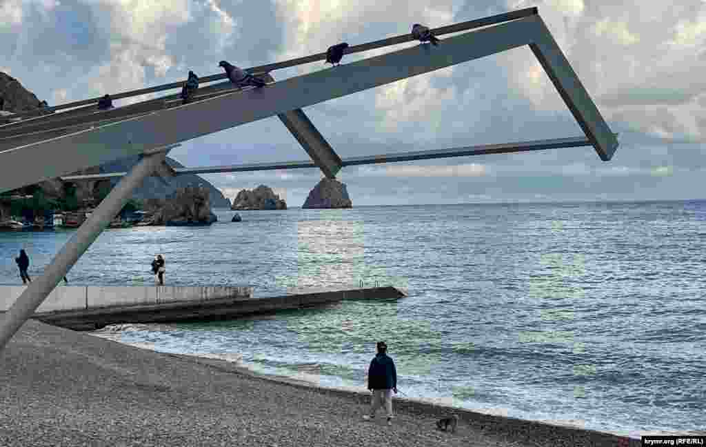 Qasaba plâjlarında yerli sakinler saba ev ayvanlarını kezdire