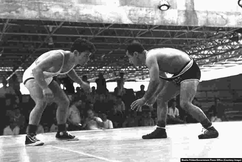 Борцы из Израиля и Ирана соревнуются на седьмых Маккабианских играх в Тель-Авиве, Израиль, август 1965 года. Маккабиада проводится раз в четыре года, к ней участвуют спортсмены еврейского происхождения со всего мира.Евреи жили в Иране на протяжении тысячелетий. В 1970-х годах в стране проживало около 100 тысяч евреев. По состоянию на 2012 год оставалось всего 8 756 человек 