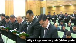 Elleri depderçeli dik duran resmiler hökümet mejlisleriniň esasy görnüşien öwrüldi.