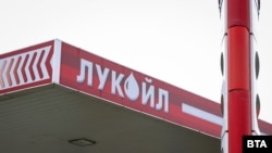 За даними агенції, компанія MOL хотіла б придбати нафтопереробні заводи і АЗС «Лукойлу» в Європі, а також частки в виробничих активах в Казахстані та Азербайджані