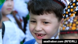 Mekdep okuwçylarynyň gyş kanikulyna gabatlap geçirilýän bu çärä gatnaşýanlaryň arasynda çagalar köp.