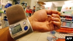 34% опитаних, згідно з дослідженням, звертаються до лікарів, а 6,4% українців користуються порадами фармацевтів у випадку захворювання