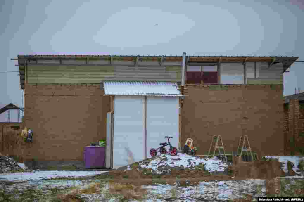 Конушта балдар ойной турган аянтча жок. Чыткурсактар үйүлгөн кумду чачышат.