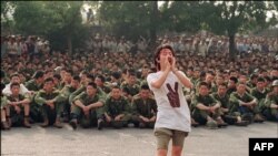 3 червня 1989 року студент звертається до військових залишити площу Тяньаньмень. Того дня студенти почали голодування