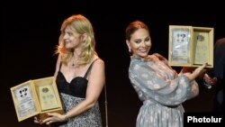 Настасья Кински (слева) и Орнелла Мути на церемонии открытия кинофестиваля «Золотой абрикос», Ереван, 12 июля 2015 г.