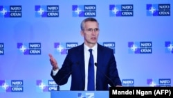 ینس ستولتنبرگ سرمنشی ناتو حین سخنرانی در یک کنفرانس مطبوعاتی در واشنگتن. ۴ اپریل ۲۰۱۹