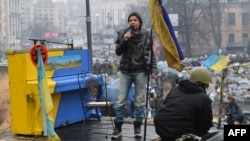 Ырчы Руслана митингчилерге ырдап берүүдө.