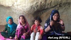 آرشیف - یک خانواده مغاره نشین در ولایت بامیان