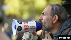 Никол Пашинян 16-апрелде полициянын тосмосунан өтмөк болуп колун кокустаткан.