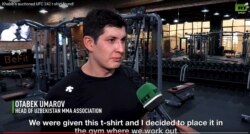 Otabek Umarov Russia Today muxbiri bilan gaplashmoqda.