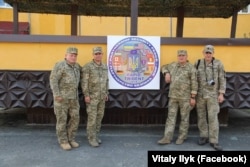 Віталій Ілик (з краю зліва) з побратимами