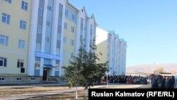 Жалал-Абаддагы милиция кызматкерлери үчүн курулган үй.