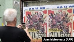 Саммитке каршы жарнама.