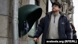 Міхалевіч ідзе на допыт у КДБ. Пасьля гэтага допыту ён зьехаў з краіны