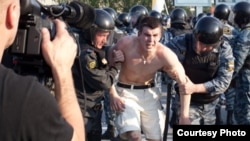 Москва, Болотная площадь, 6 мая 2012 года. Задержание одного из оппозиционных активистов - Дениса Луцкевича