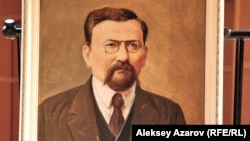 Портрет А. Байтурсынова (часть оформления сцены во время концерта в честь 140-летия А. Байтурсынова в Казгосфилармонии). Алматы, 5 сентября 2012 года.