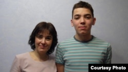 Һади Атласиның оныгы Әлфия Атласова улы Әмир белән