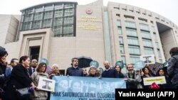 Абактагы укук коргоочуларды коргогон демонстрация. Стамбул, 25-октябрь, 2017-жыл.