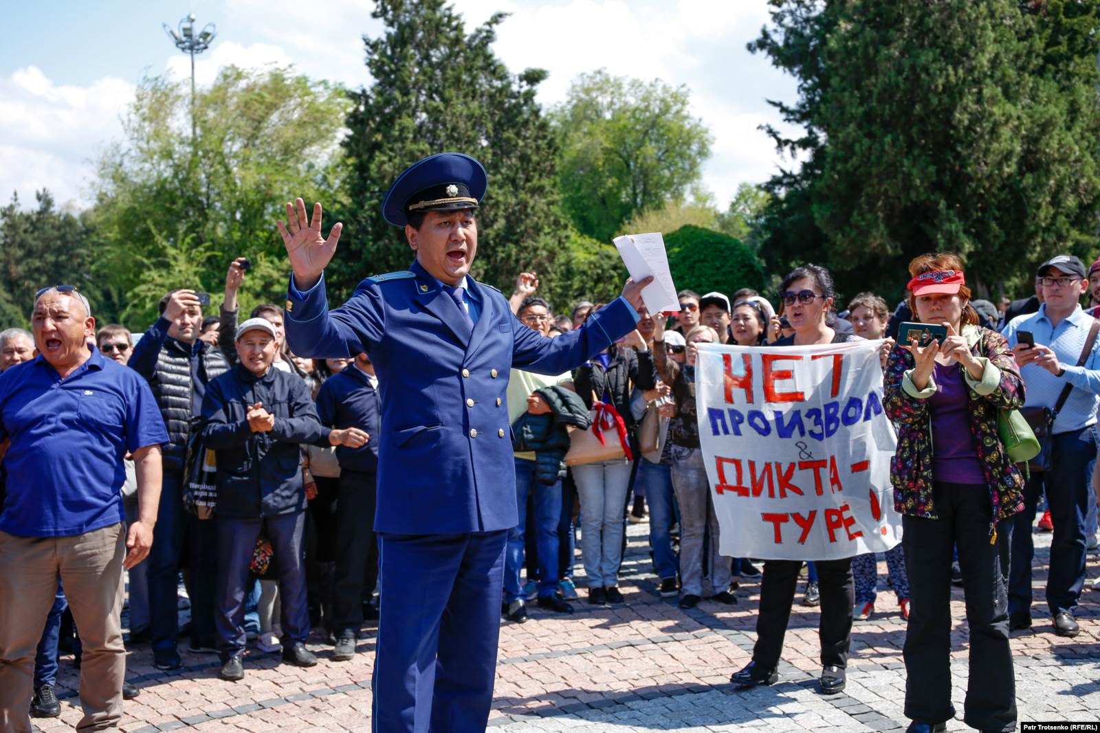 Прокуратура қызметкері наразылыққа келгендер алдында сөз сөйлеп тұр. Алматы, 1 мамыр 2019 жыл. 