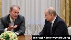 Виктор Медведчук и Владимир Путин обсуждают украинские вопросы в Санкт-Петербурге.
