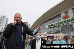 Микола Статкевич на пікеті зі збору підписів біля Комаровського ринку в Мінську 24 червня