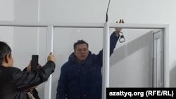 Жанболат Мамай, руководитель оппозиционной газеты «Трибуна», в зале суда. Алматы, 11 февраля 2017 года.