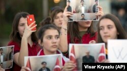 Студенты задержанных учителей на акции в Косово.