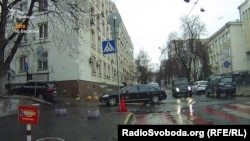 «Мерседес» та автівка супроводу Тимошенко заїхали на територію МВС без жодної перевірки