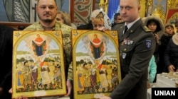 Ікони «Пресвятої Богородиці – покровительки українських воїнів» в Михайлівському Золотоверхому соборі в Києві. Глава ПЦУ Епіфаній разом із капеланами освятив того дня понад 20 тисяч таких ікон. Київ, 11 січня 2020 року