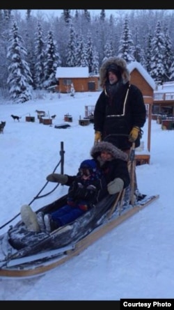 Индира Мукамбетова с семьей. (Фото из семейного архива)