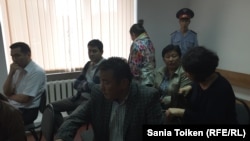 Родственники и друзья активистов Макса Бокаева и Талгата Аяна в зале суда. Атырау, 3 июня 2016 года.