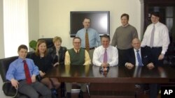 Константин Килимкин (аз чап якум) ва Пол Манафорт (дар марказ). Акси соли 2006