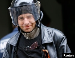 Озброєний чоловік із георгієвською стрічкою біля будівлі МВС у Слов’янську