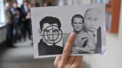 Під час акції протесту студентів Львівського національного університету проти Віктора Медведчука і його організації «Украинский выбор». Львів, 5 листопада 2013 року