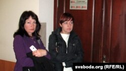 Ірыну Васільеву, маці Рамана Васільева, і актывістку Касю Галіцкую не пусьцілі на пасяджэньне суду.