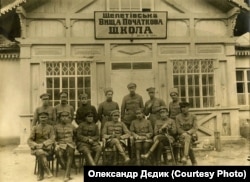 Відвідини комендантом корпусу Січових стрільців, полковником Армії УНР Євгеном Коновальцем штабу 11-ї дивізії Січових стрільців (командир Роман Сушко), Шепетівка (тепер Хмельницької області), 1919 рік. Зліва направо сидять: 2-й Михайло Матчак, далі Марко Безручко, Євген Коновалець, Юрій Отмарштейн, Роман Сушко