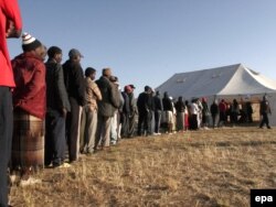 Граждане Зимбабве стоят в очереди на голосование на выборах. Хараре, 27 июня 2008 года.