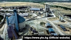 Кыргызстандагы цемент заводдорунун бири. Иллюстрациялык сүрөт.