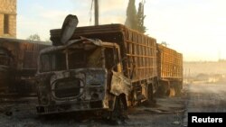 لاری تخریب شدۀ حاوی کمک‌های بشر دوستانۀ سازمان ملل‌متحد در نزدیکی شهر حلب سوریه