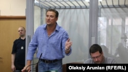 Адвокат Валентин Рибін (ліворуч) у суді разом із і експерекладачем Гройсмана Станіславом Єжовим, архівне фото, травень 2019 року