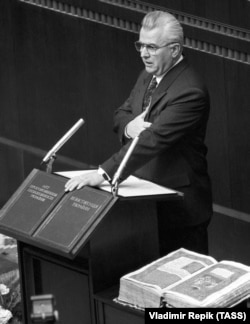 Створена у Верховній Раді парламентська слідча комісія встановила, що після перерахування 12 мільйонів німецьких марок на рахунки Varex її директор Норберт Петерс переказав ці суми на валютні рахунки громадян України, відкриті в закордонних банках. Одним із рахунків, пише Der Spiegel, користувалася сім’я тодішнього президента України Леоніда Кравчука