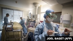 داکتران در حال تطبیق دوا برای فرد مبتلا به ویروس کرونا در یکی از شفاخانه های فرانسه