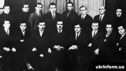 Члени літературного об'єднання ВАПЛІТЕ (Вільна академія пролетарської літератури) в 1926 році. (Сидять, зліва направо): Павло Тичина, Микола Хвильовий, Микола Куліш, Олекса Слісаренко, Майк Йогансен, Гордій Коцюба, Петро Панч, Аркадій Любченко. (Стоять, зліва направо): Михайло Майський, Григорій Епік, О. Коваленко, Іван Сенченко, Павло Іванов, Юрій Смолич, Олесь Досвітній, Іван Дніпровський