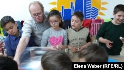 Константин Козлов показывает детям, как делать войлок. Темиртау, 28 мая 2018 года.