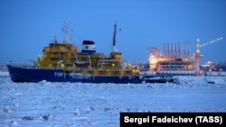 Ледокол «Тор» на берегу Карского моря в порту Сабетта на полуострове Ямал в Арктической зоне, 27 февраля 2017 года