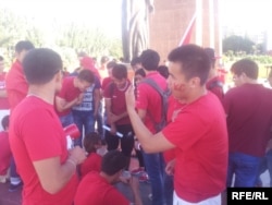 Болельщики сборной КР перед шествием.