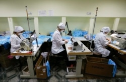 Работницы в Донецке шьют защитные маски