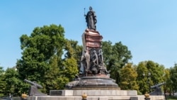 Пам'ятник російській імператриці Катерині II у Краснодарі. Був відкритий в 1907 році, зруйнований більшовиками у 1920-му, відновлений в 2006 році. Скульптурна композиція містить: з лівого боку зображення російського князя Григорія Потьомкіна, із правого боку – трьох перших кошових отаманів Чорноморського козацького війська, а на задній стороні пам'ятника зображений сліпий кобзар із поводирем